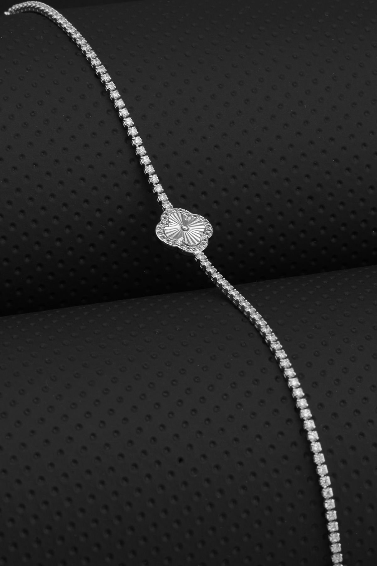 Yonca Figürlü Zirkon Taşlı Gümüş Renk Pirinç Bileklik